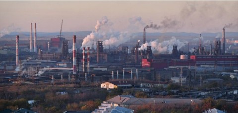 ALEXANDER MANZYUK/REUTERS, Vom Ausland unabhängige Wirtschaftszweige aufbauen: Stahlwerke in Magnitogorsk (21.10.2022)
